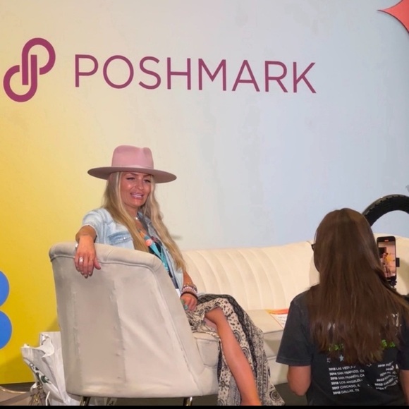 VAN_SOLEIL IS LIVE 💛✌🏽💛 LIKE TO BE NOTIFIED 🥳🥳🥳 - Picture 3 of 17